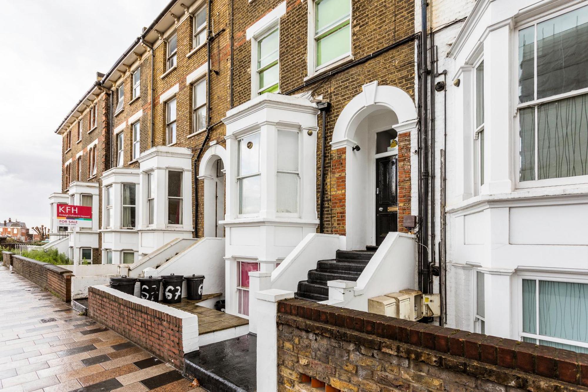 Refurbished Stjohns Hill Apartment London