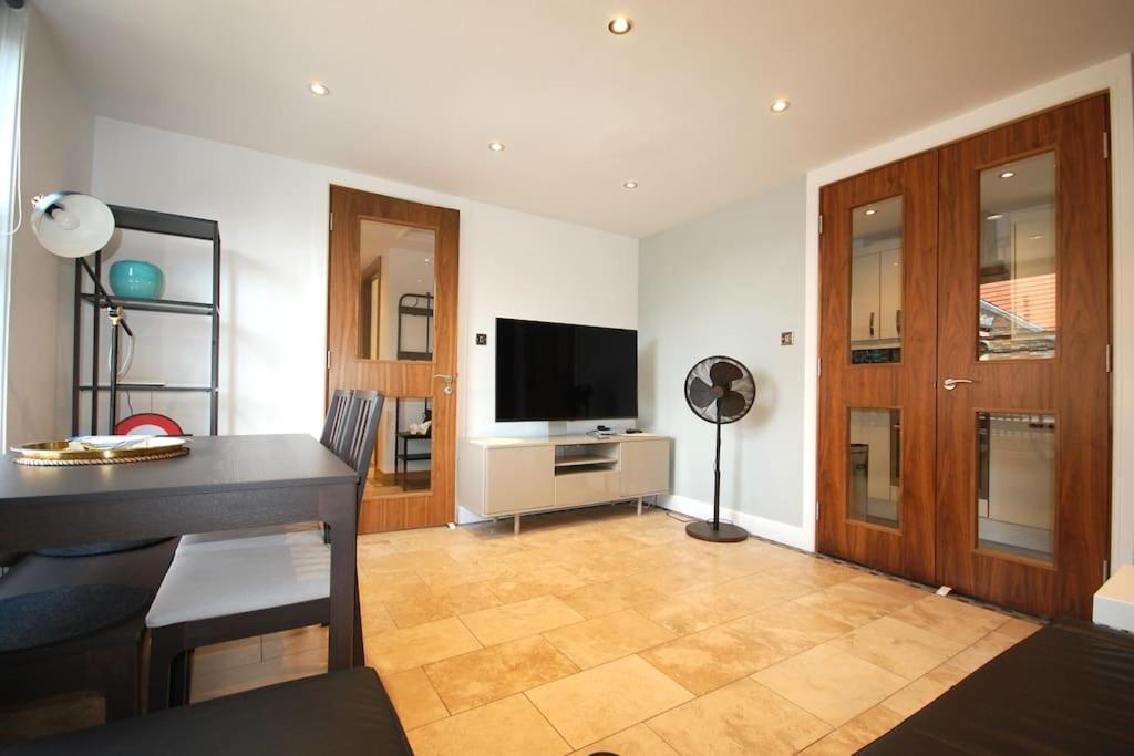 Clifton - Luxury 1 Bed Flat - 1 Min Walk To Tube Apartment