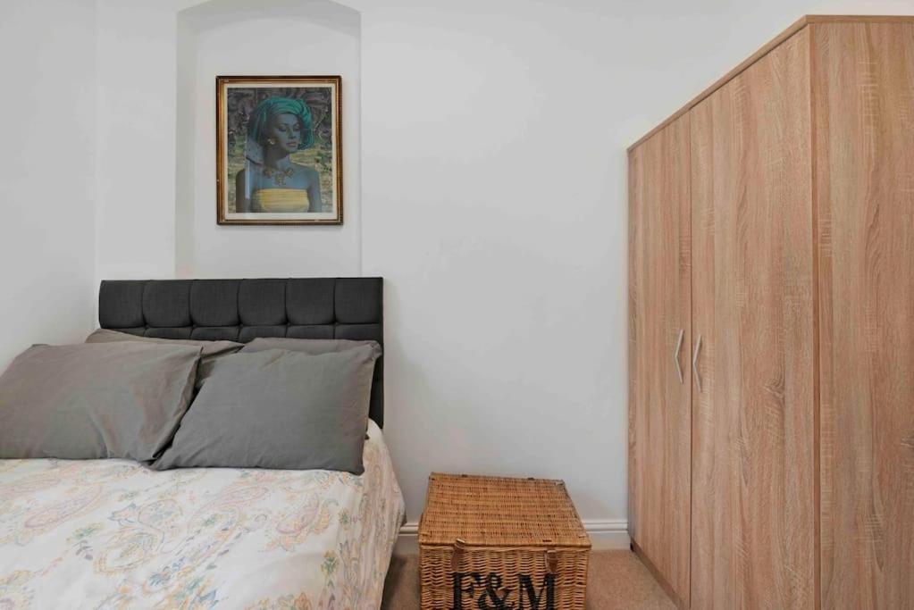 Large 2 Bed Acton Park Chiswick Apartment