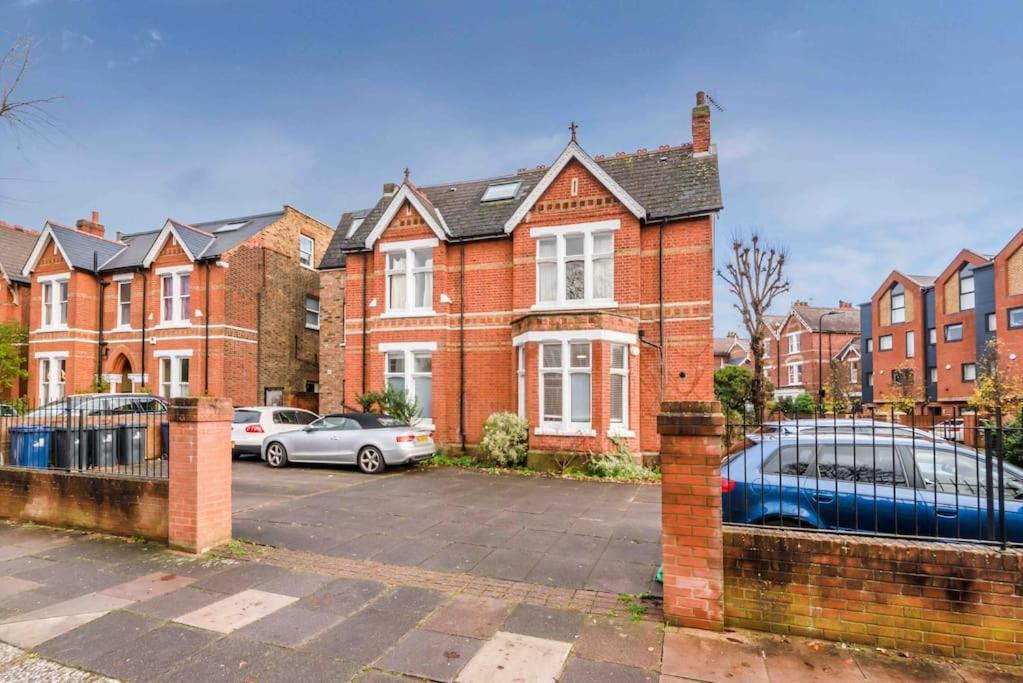 Large 2 Bed Acton Park Chiswick *