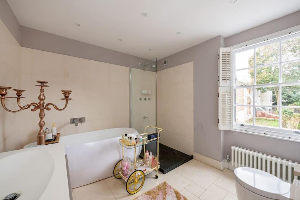 Fairytale Garden House - Next To Victoria Station & Pet Friendly Holiday home *
