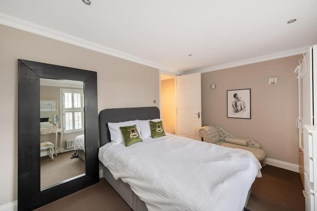 Holiday home Fairytale Garden House - Next To Victoria Station & Pet Friendly *