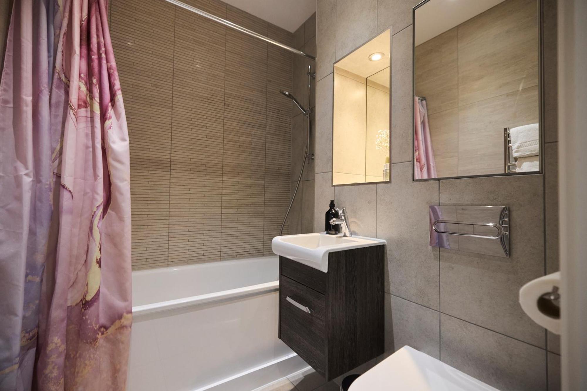 The Harlesden Place - Modern 3bdr Flat With Balcony London