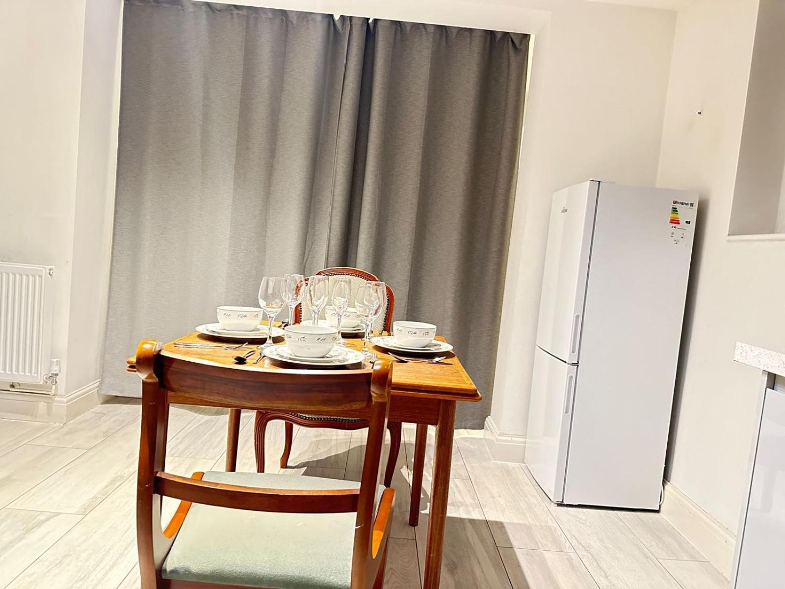 Large Studio With Extra Sofa Bed And Private Bath Plus Kitchen Canary Wharf 1 London