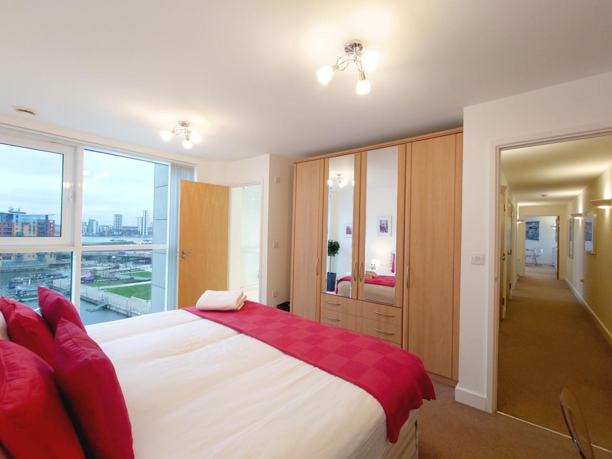 Excel - Three Bed Serviced * Londen