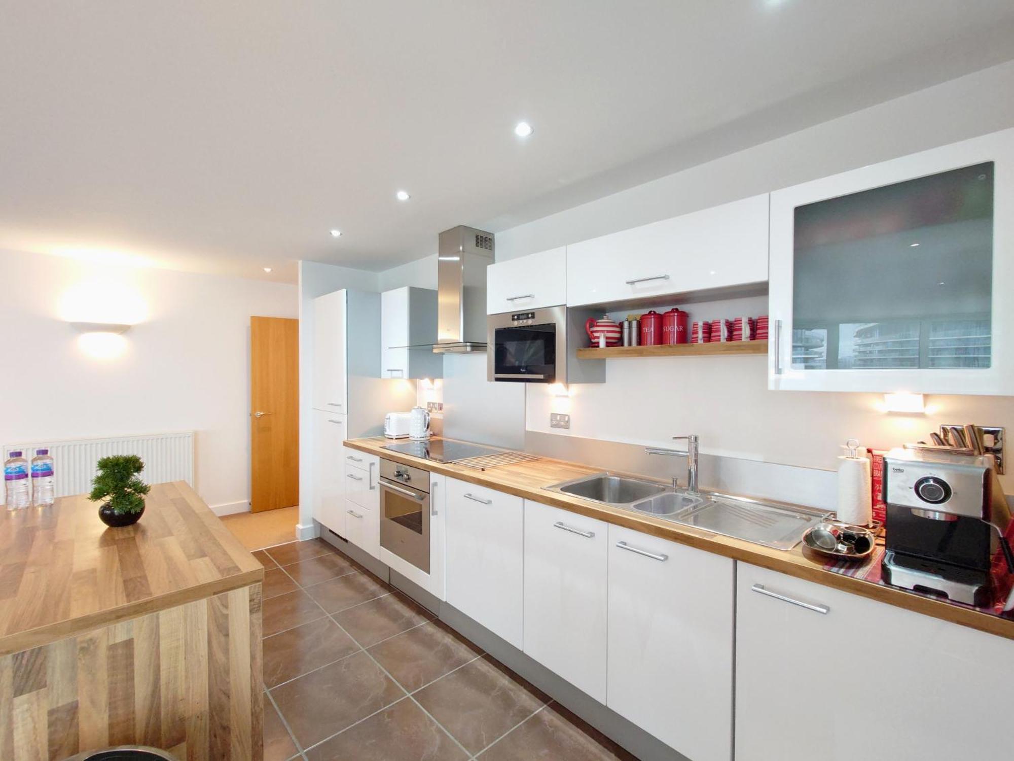 Excel - Three Bed Serviced * Londen