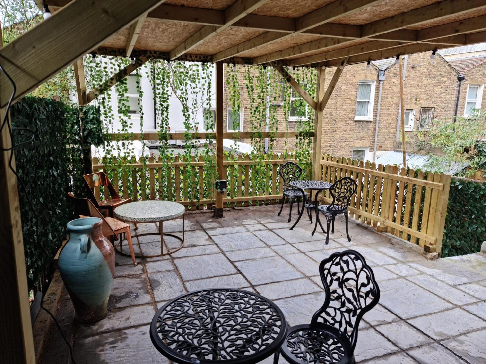 Studio-sleeps 2-garden-30 Min Ldn London