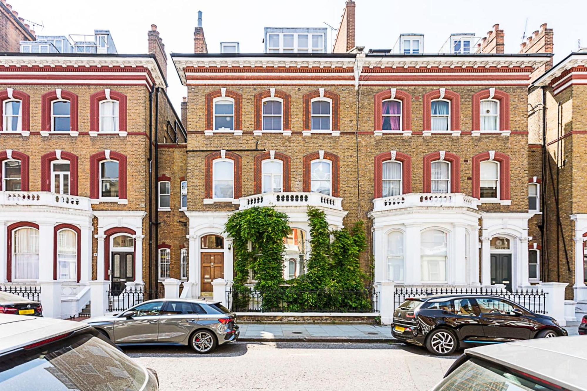 Well-designed Chelsea Flat *