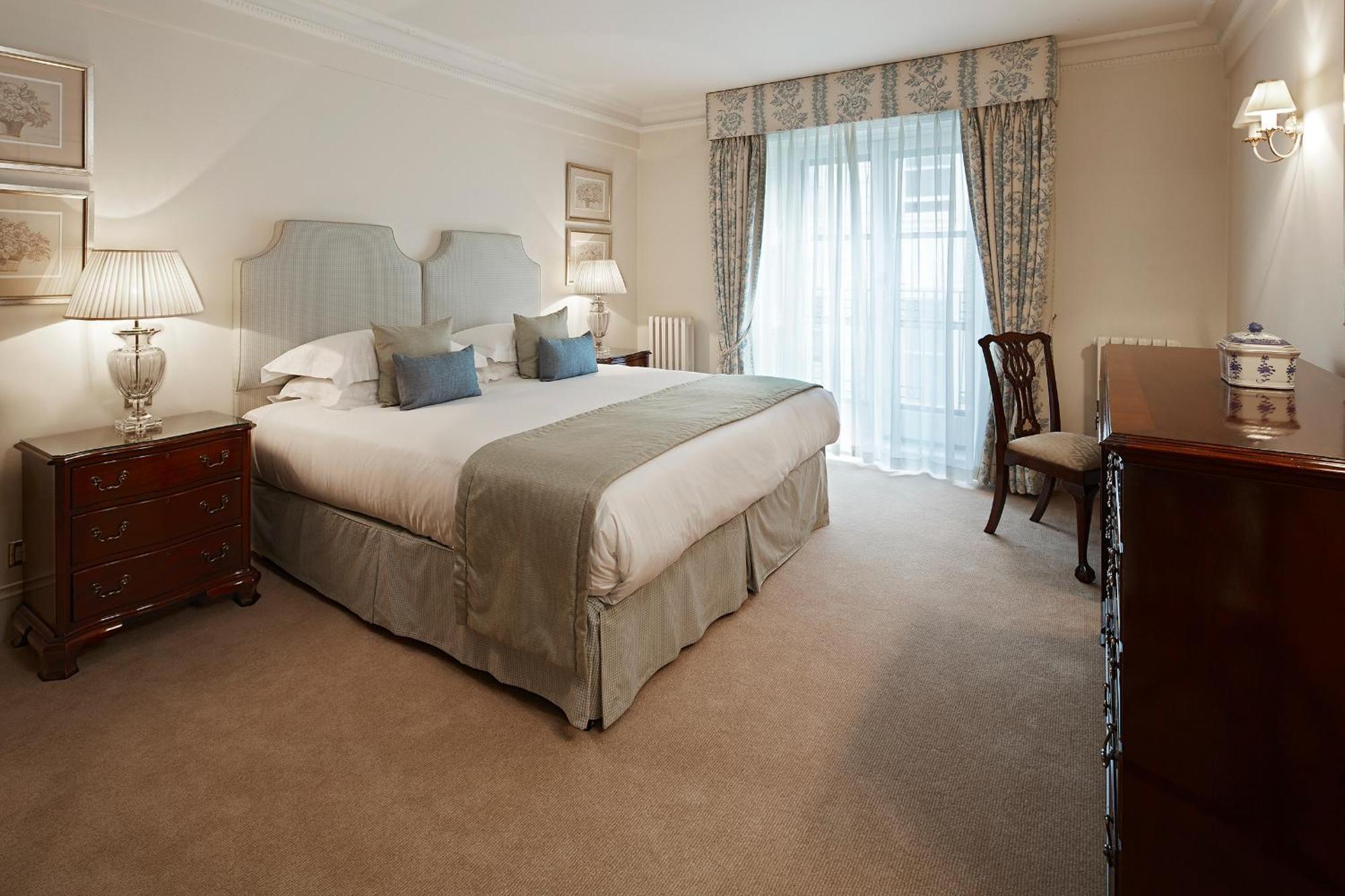Cheval Hyde Park Gate Apartment