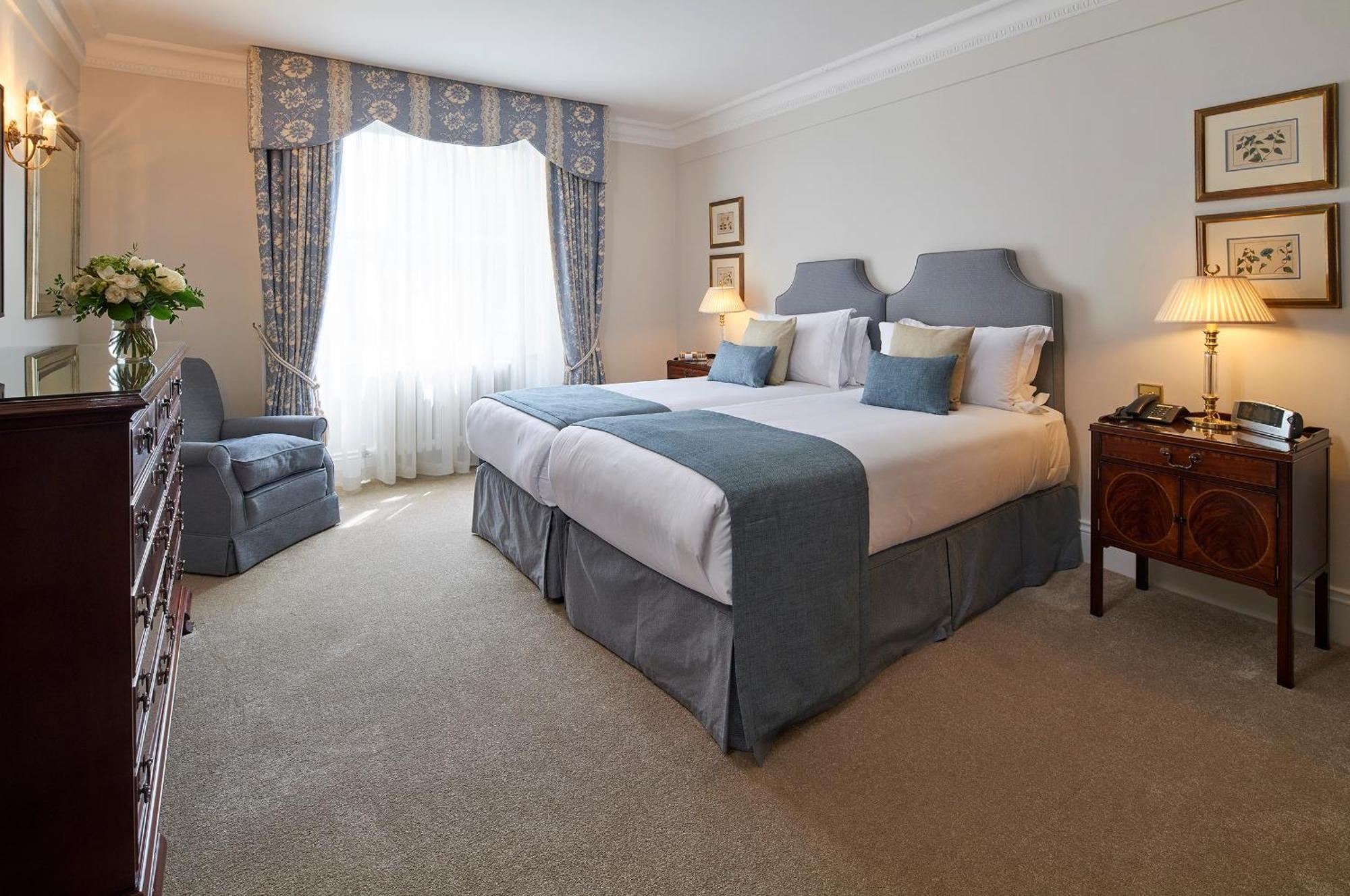Cheval Hyde Park Gate Apartment