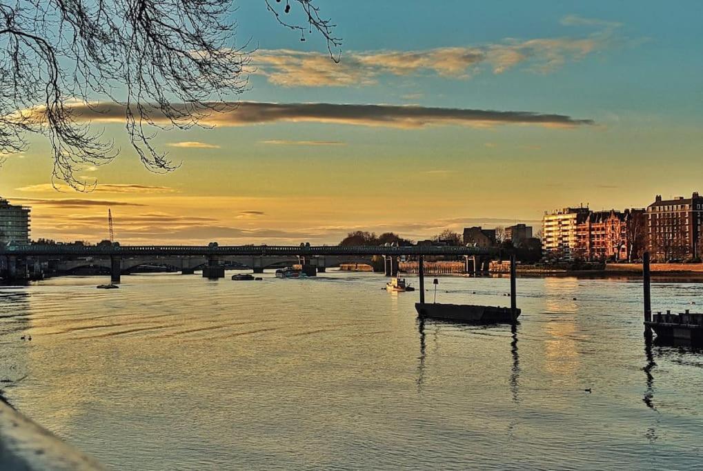 Sensational 2br Wviews & Balcony In Wandsworth Appartement Londen