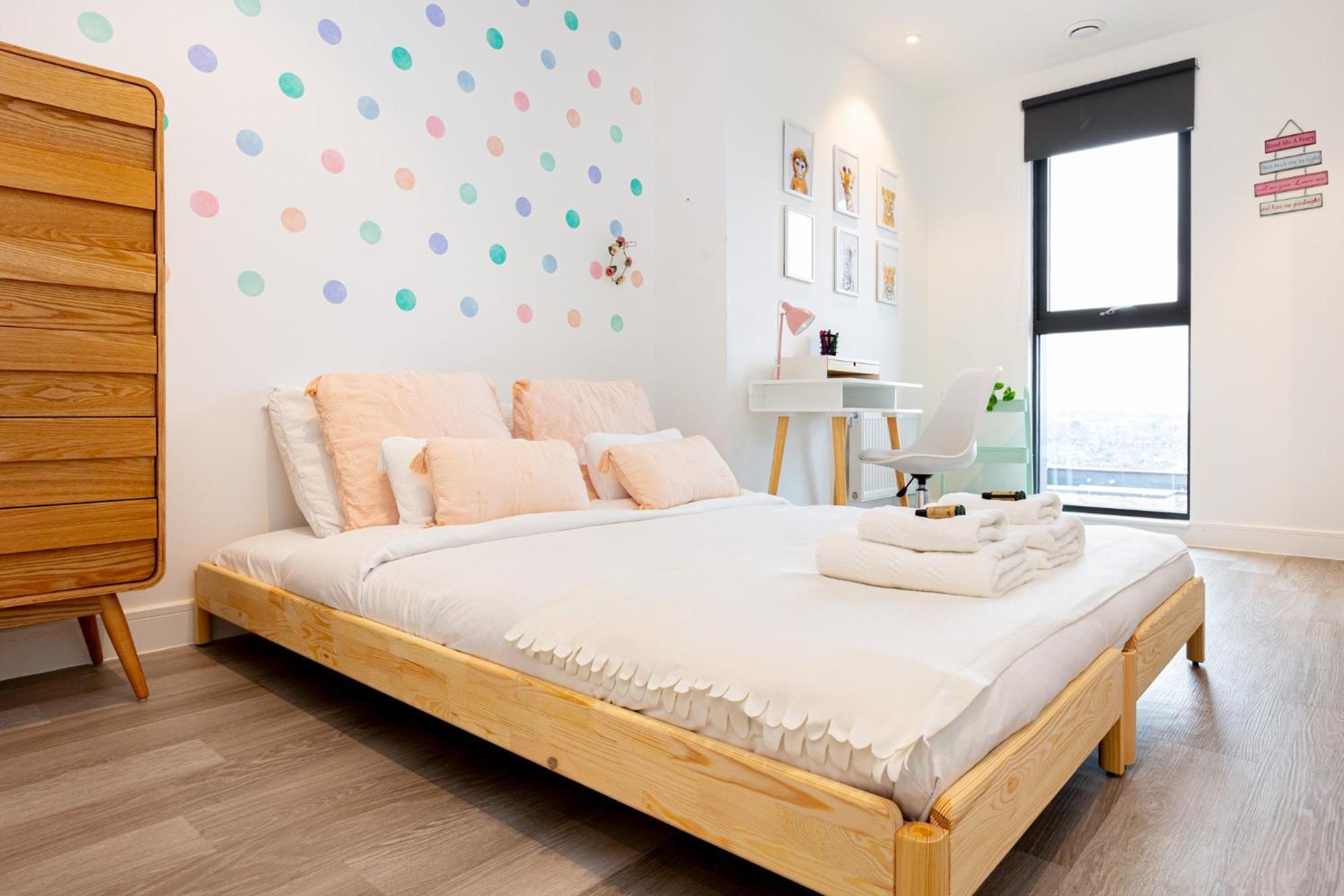 Sensational 2br Wviews & Balcony In Wandsworth * Londen