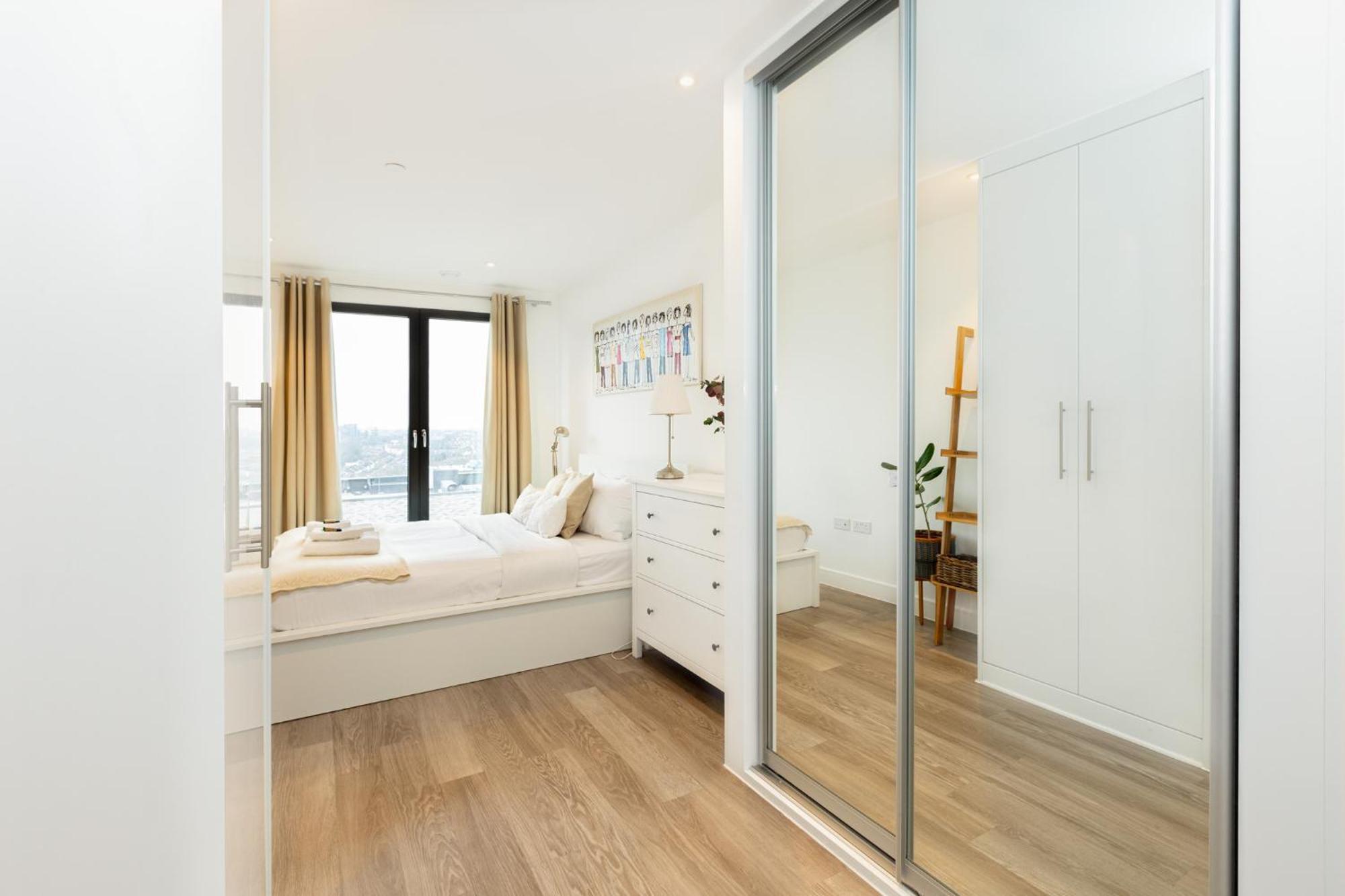 Sensational 2br Wviews & Balcony In Wandsworth * Londen