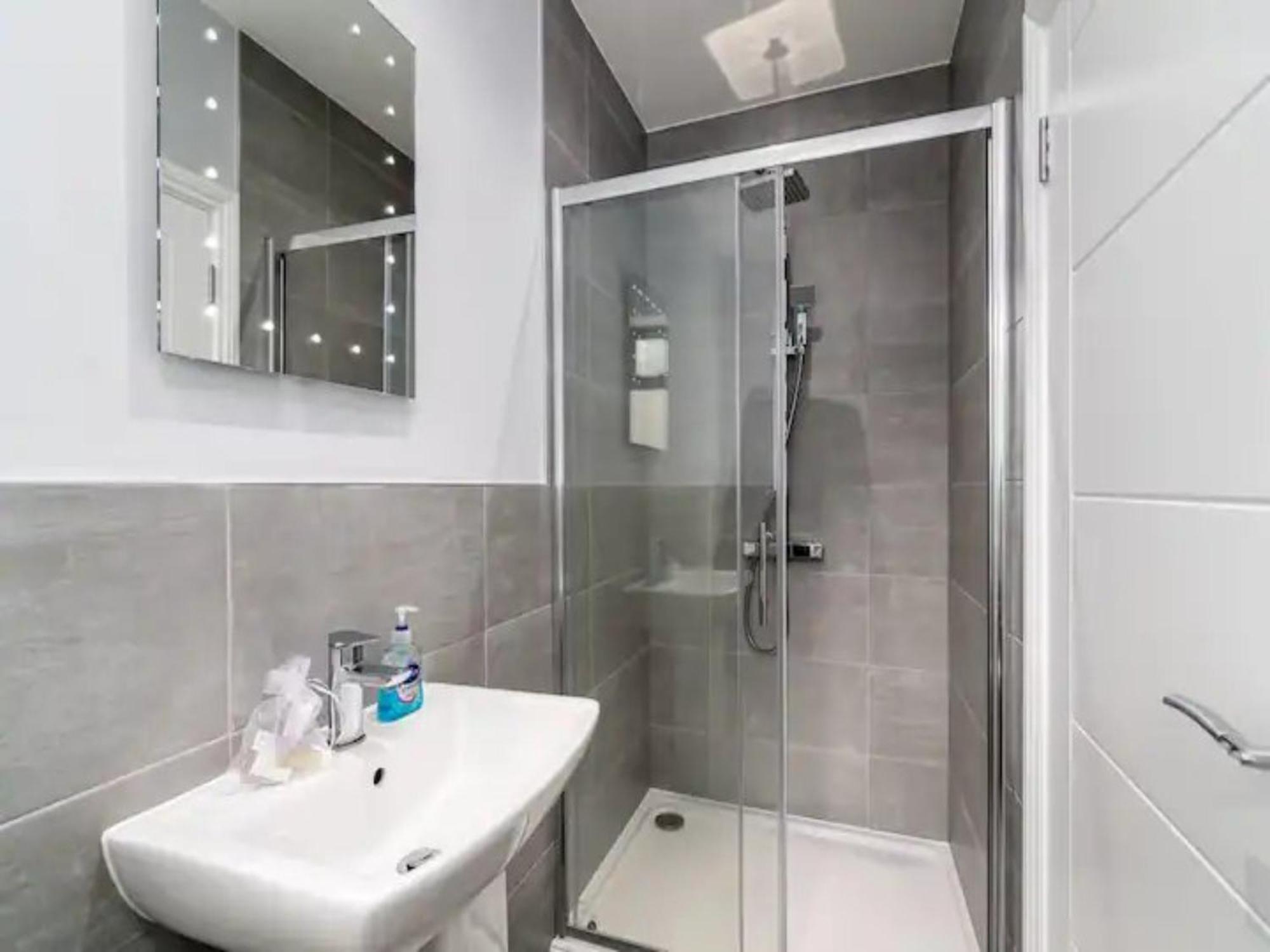 Pass The Keys Modern And Bright Minutes From Apartment London