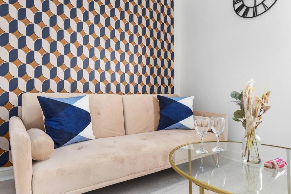 Apartment The Holloway Suite- Longterm 15% Off Sleeps4 *