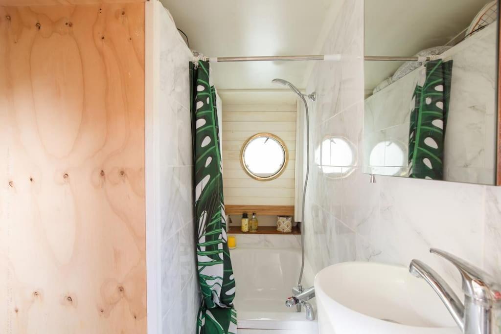 Slash Arts Houseboat On Secluded Mooring In Botel *