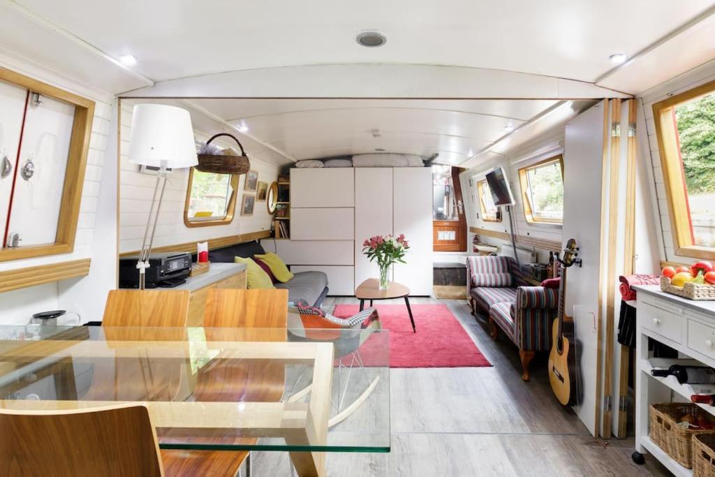 Slash Arts Houseboat On Secluded Mooring In * London