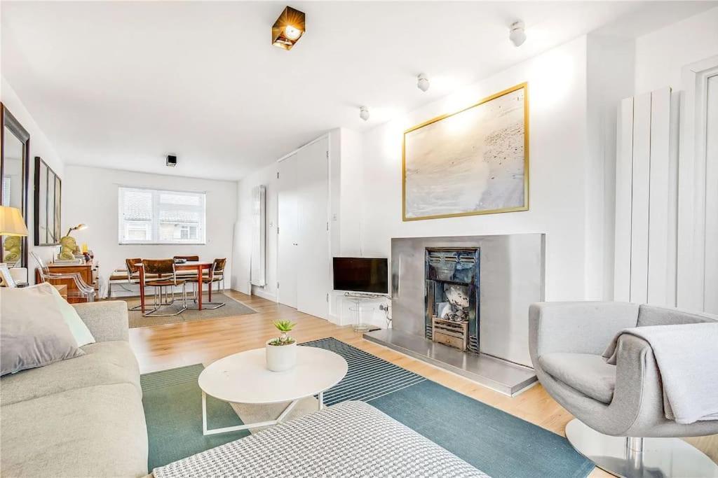 2 Bed Bright Flat In Fulham *