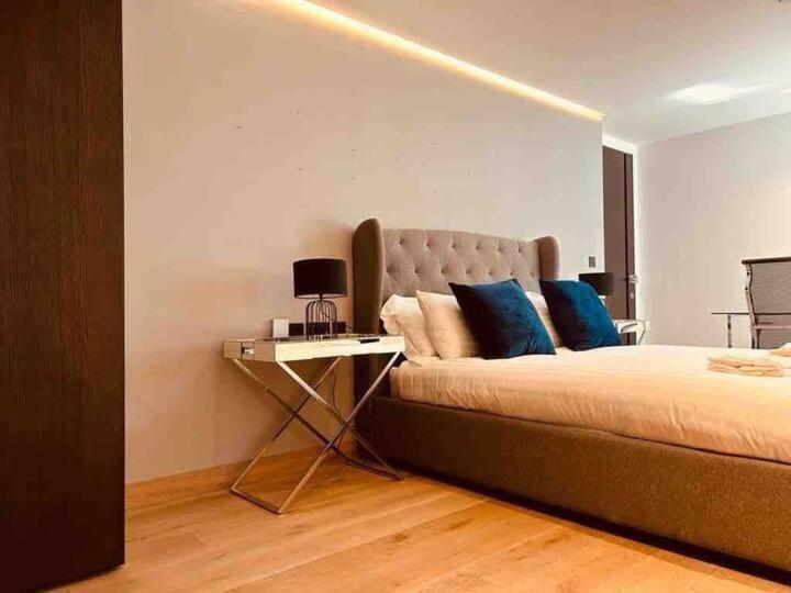 Apartment 3 Bed 2 Bath Penthouse Hoxton Square With Terrace
