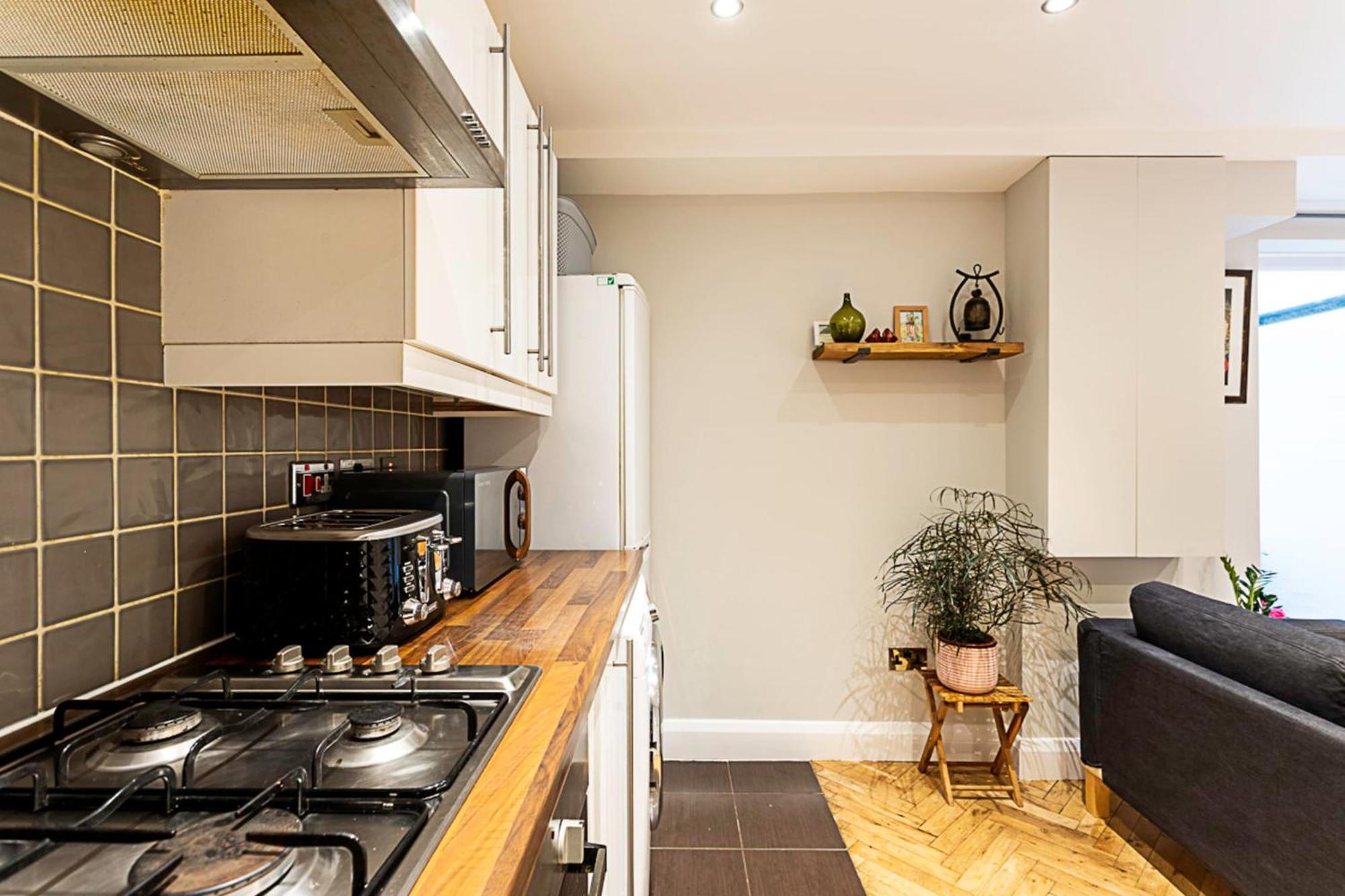Cosy Garden Flat In Prestigious Residential Area *