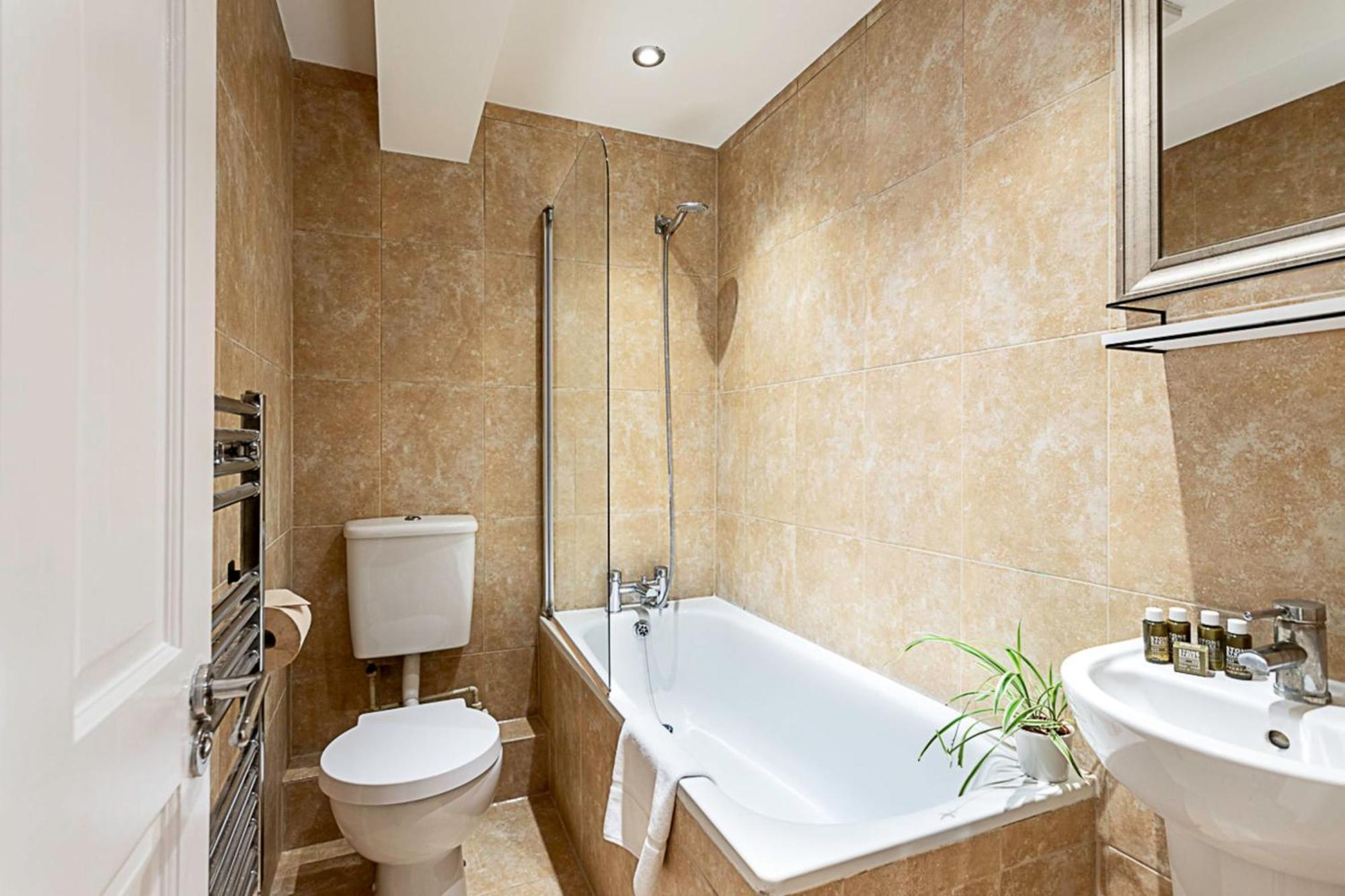 Cosy Garden Flat In Prestigious Residential Area *