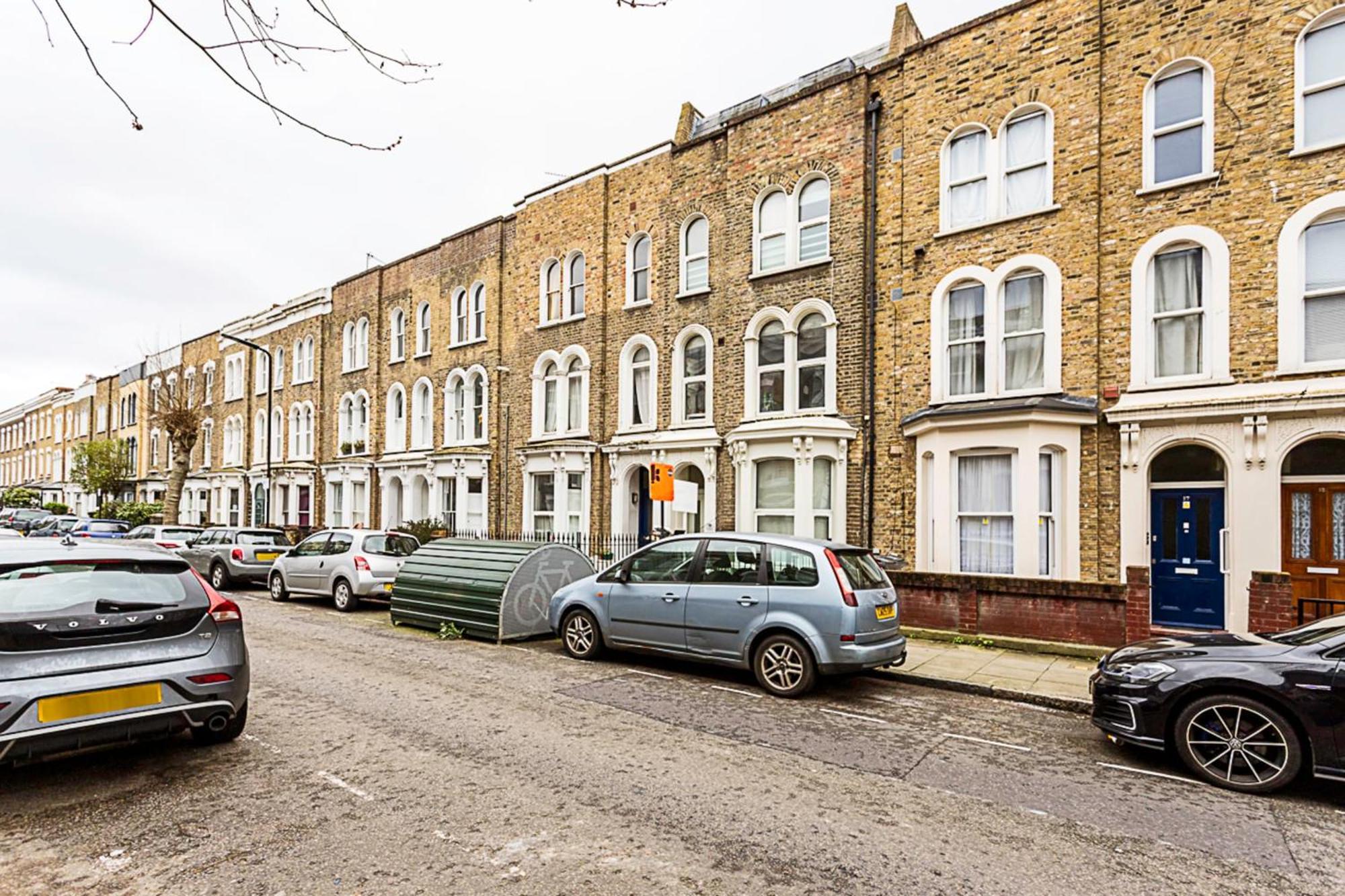 Cosy Garden Flat In Prestigious Residential Area London