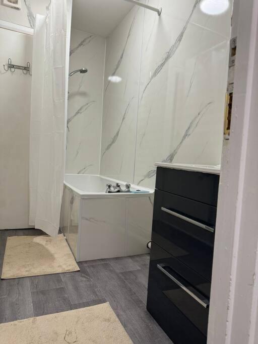 4 Bedroom Entire Flat, Kings Cross Road * London