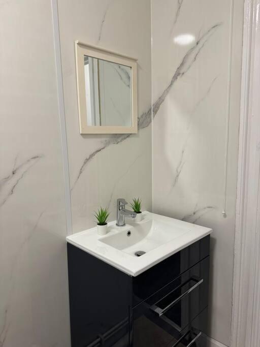 4 Bedroom Entire Flat, Kings Cross Road *