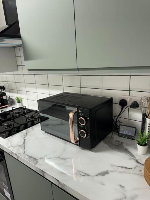 4 Bedroom Entire Flat, Kings Cross Road Apartment *