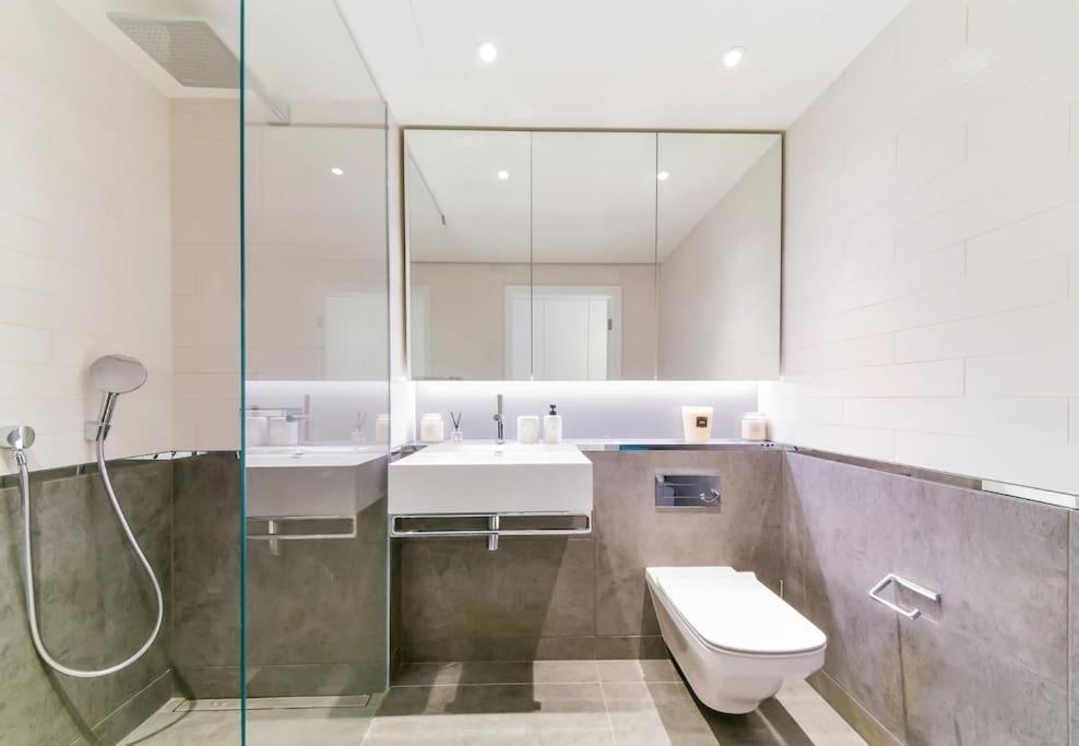 Luxury 3 Bedroom Battersea Power Apartment *