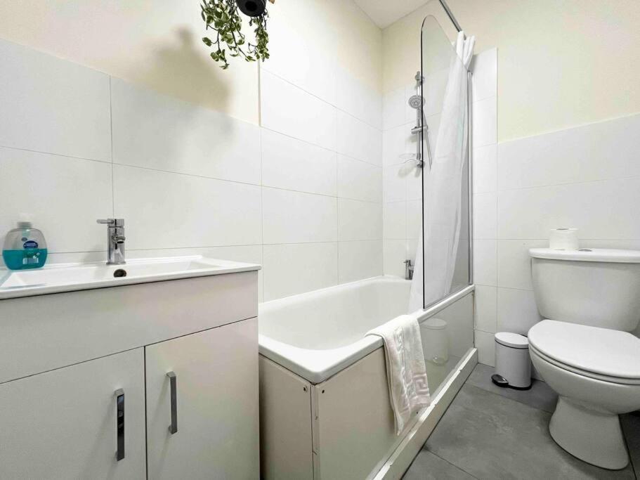 4 Bed Apartment- Archway Station Apartment *