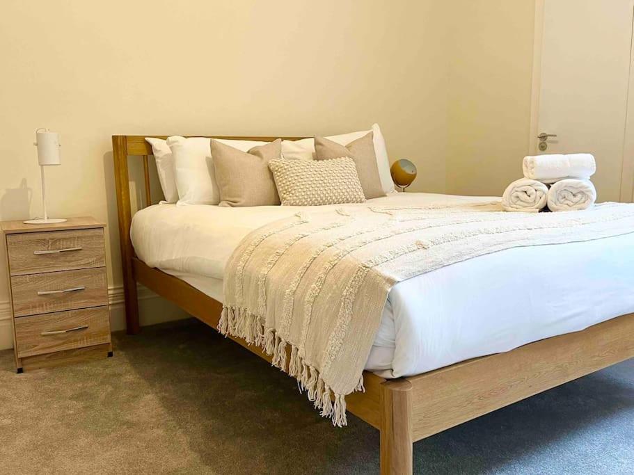 Apartment 4 Bed Apartment- Archway Station London