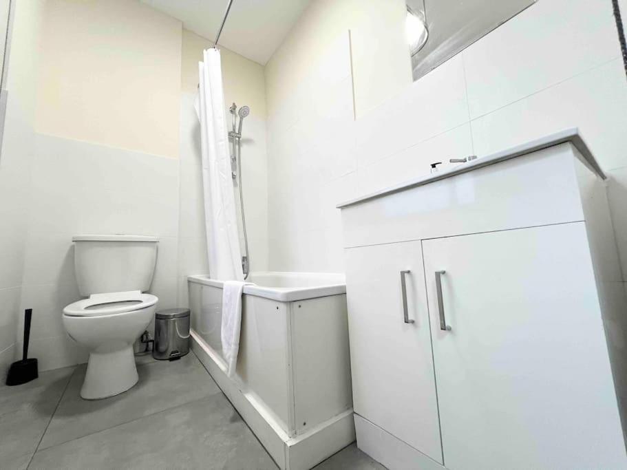 4 Bed Apartment- Archway Station Apartment London