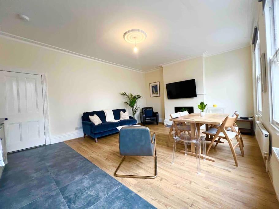 4 Bed Apartment- Archway Station Apartment