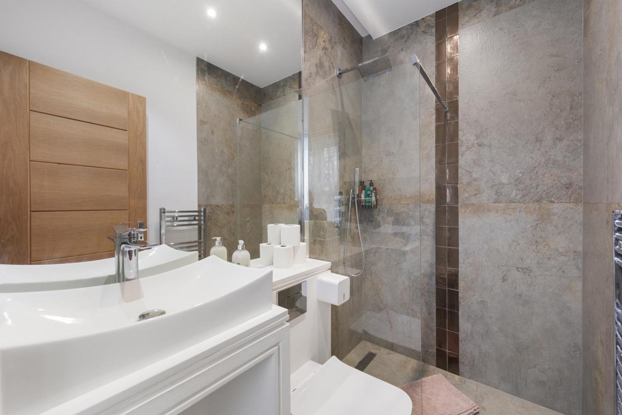 The Pearl - Luxury 5* With Park View Apartment *
