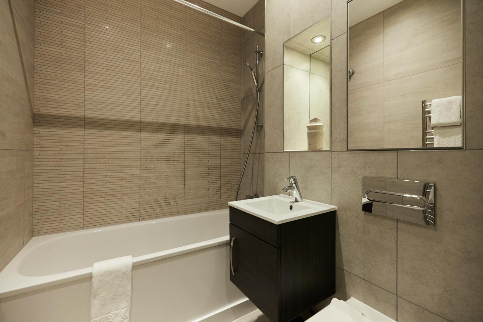The Harlesden Escape - Spacious 3bdr Flat With Balcony Apartment *