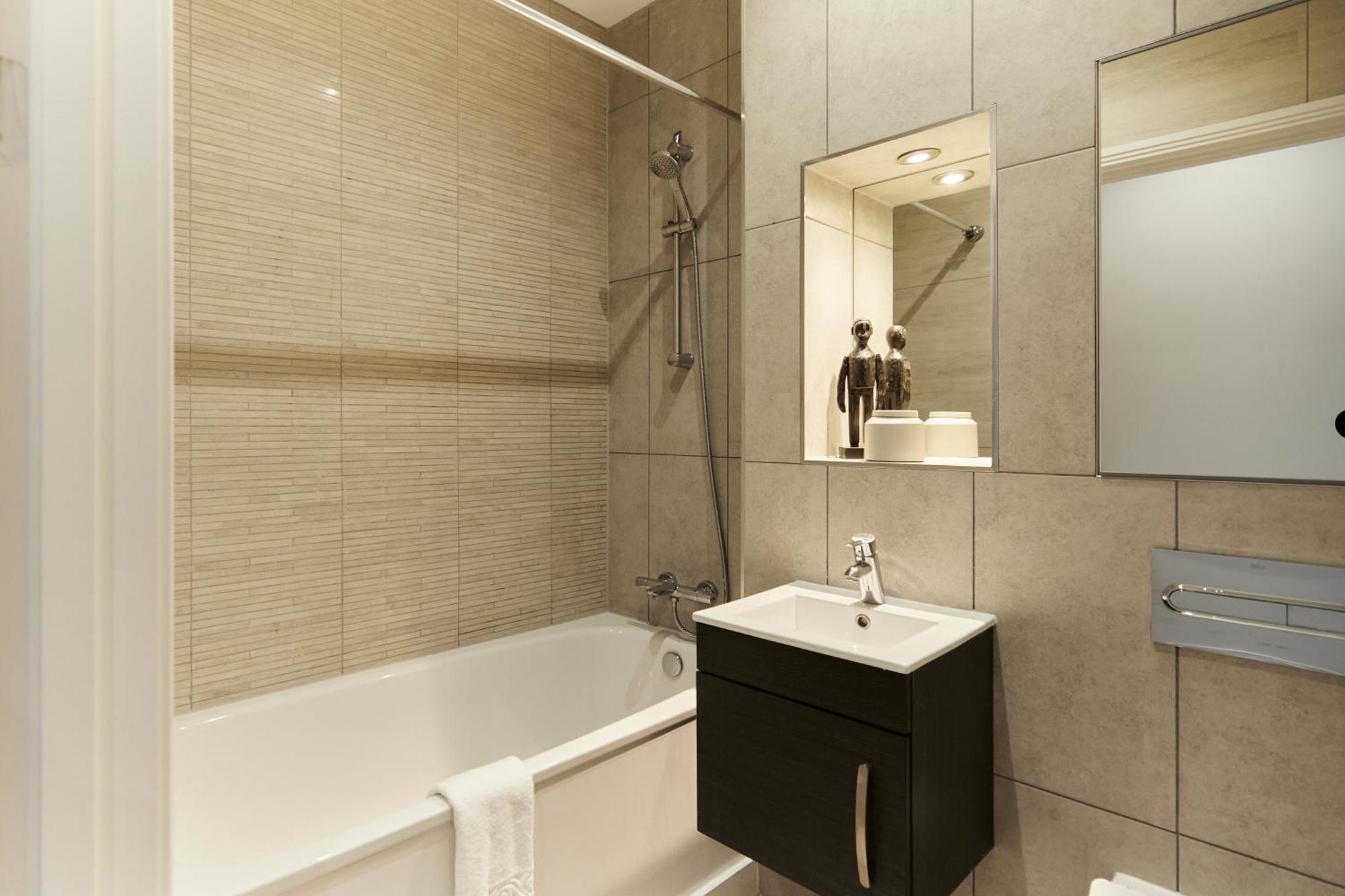 The Harlesden Escape - Spacious 3bdr Flat With Balcony Apartment London