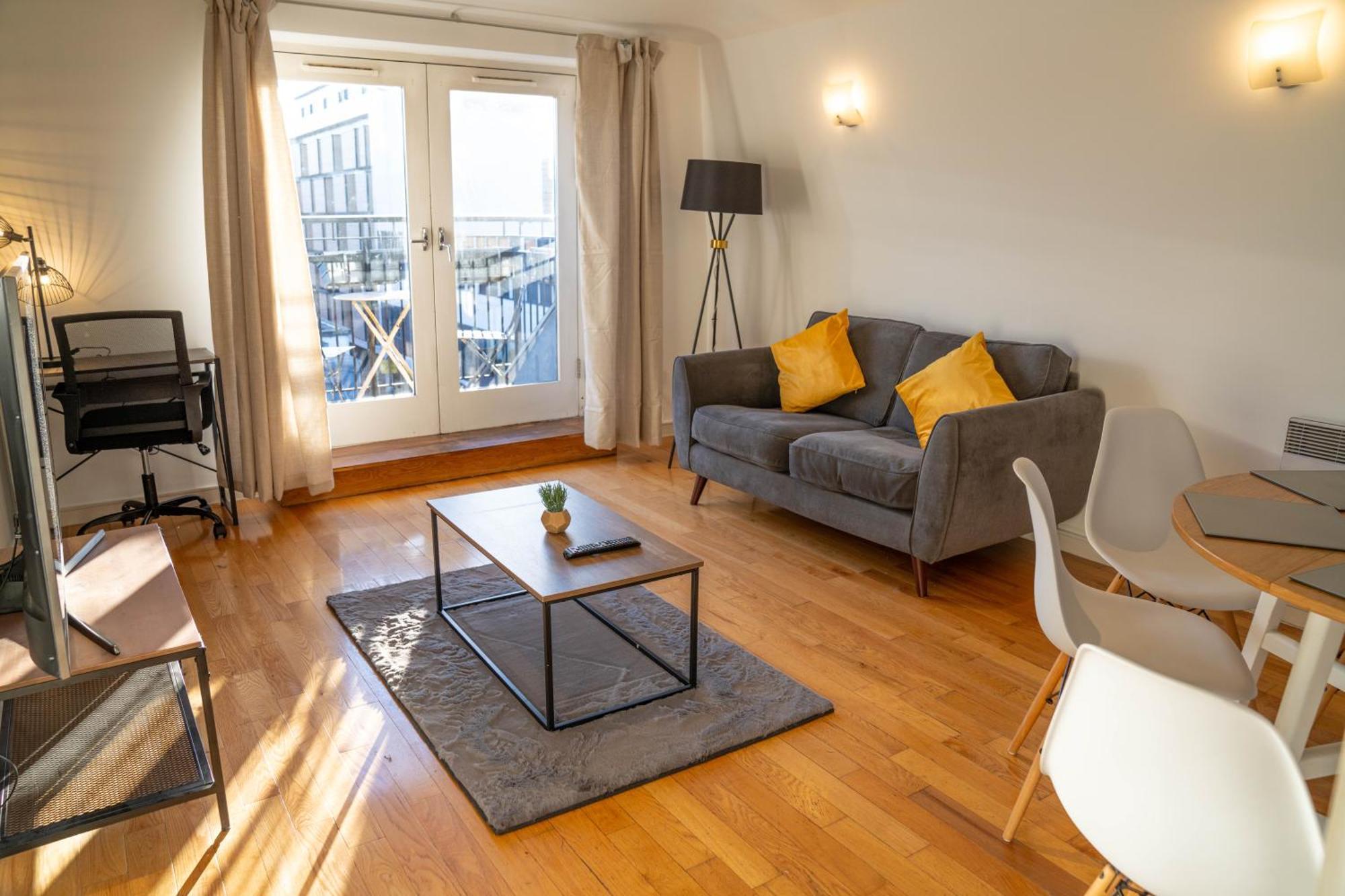 Modern & Bright Penthouse In Angel Apartment *