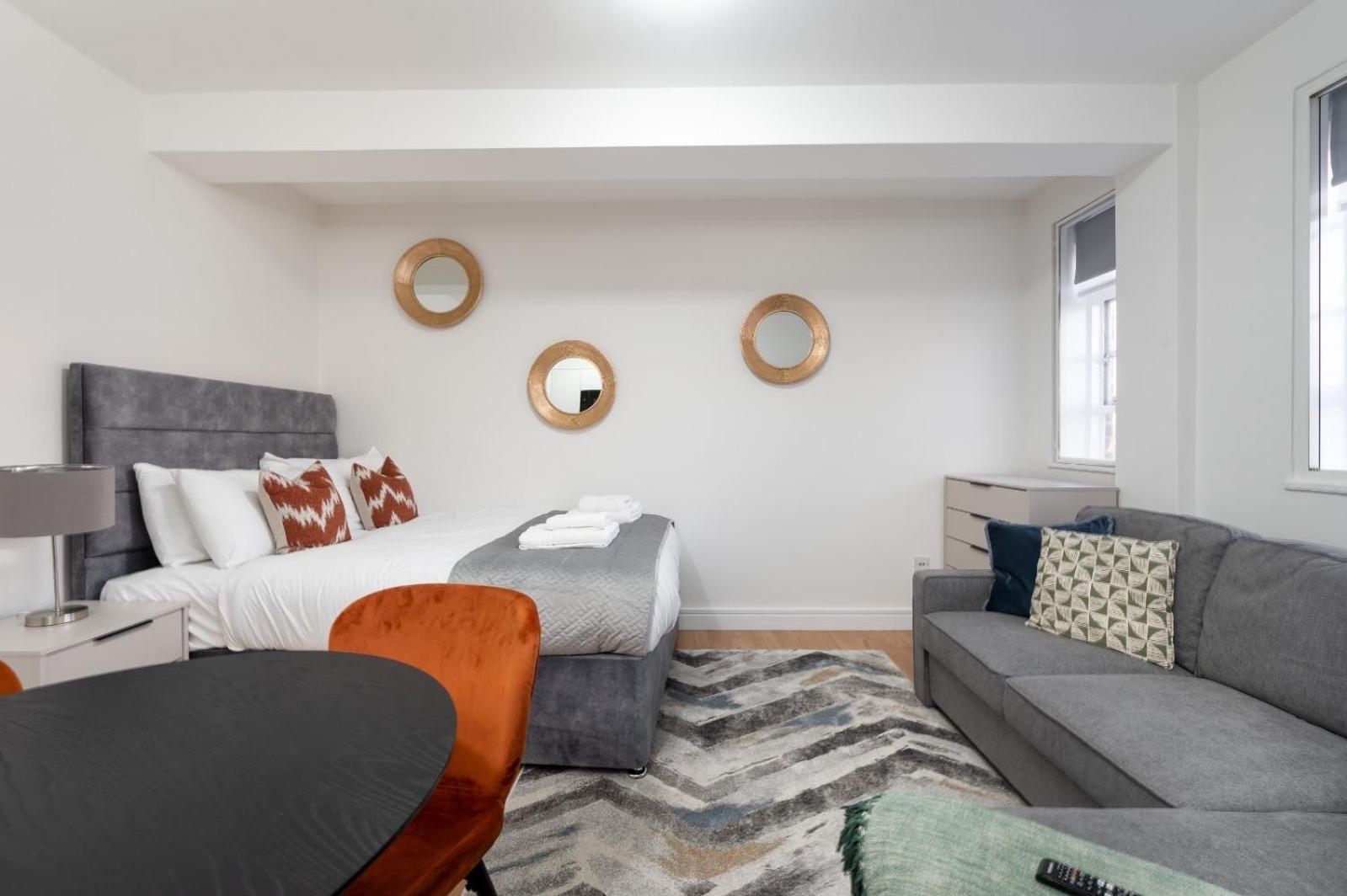 Capital 817, Chelsea Cloisters Apartment