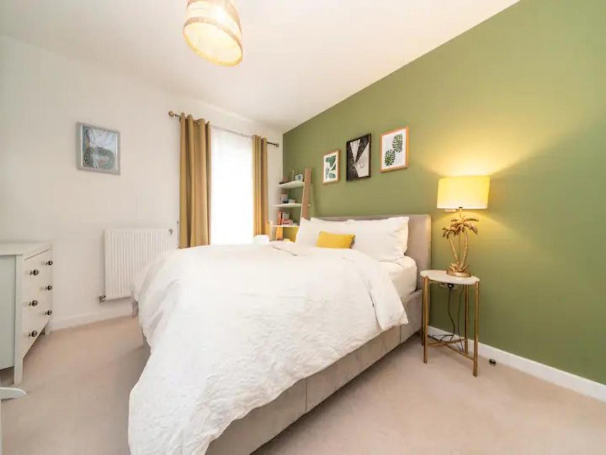 Pass The Keys Stunning And Stylish Flat Mins From Apartment *