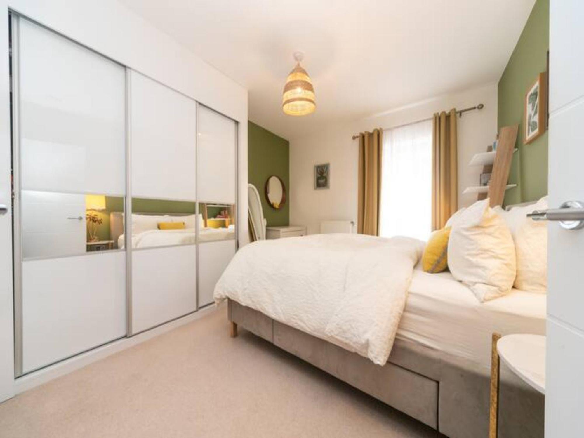 Pass The Keys Stunning And Stylish Flat Mins From Apartment *