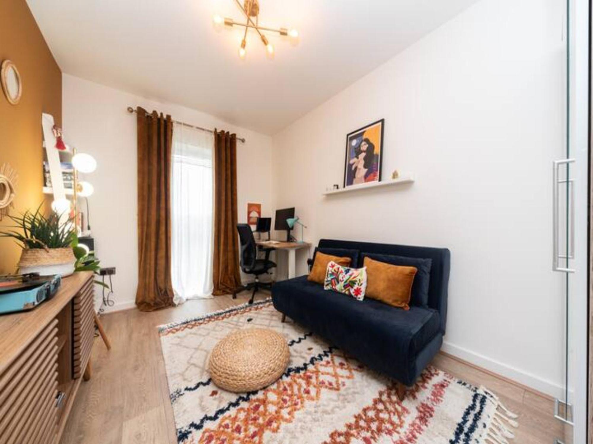 Pass The Keys Stunning And Stylish Flat Mins From London