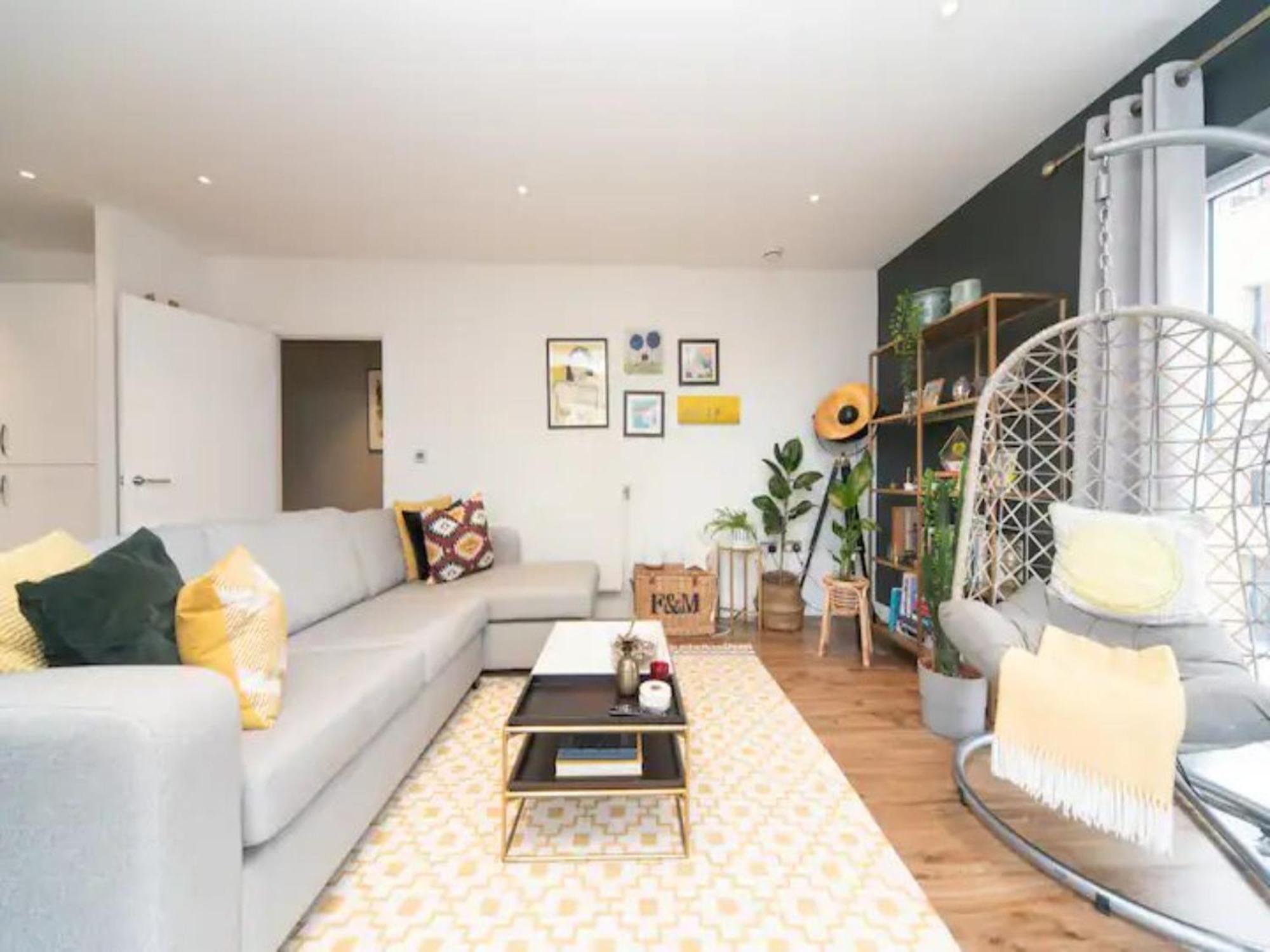 Pass The Keys Stunning And Stylish Flat Mins From * London