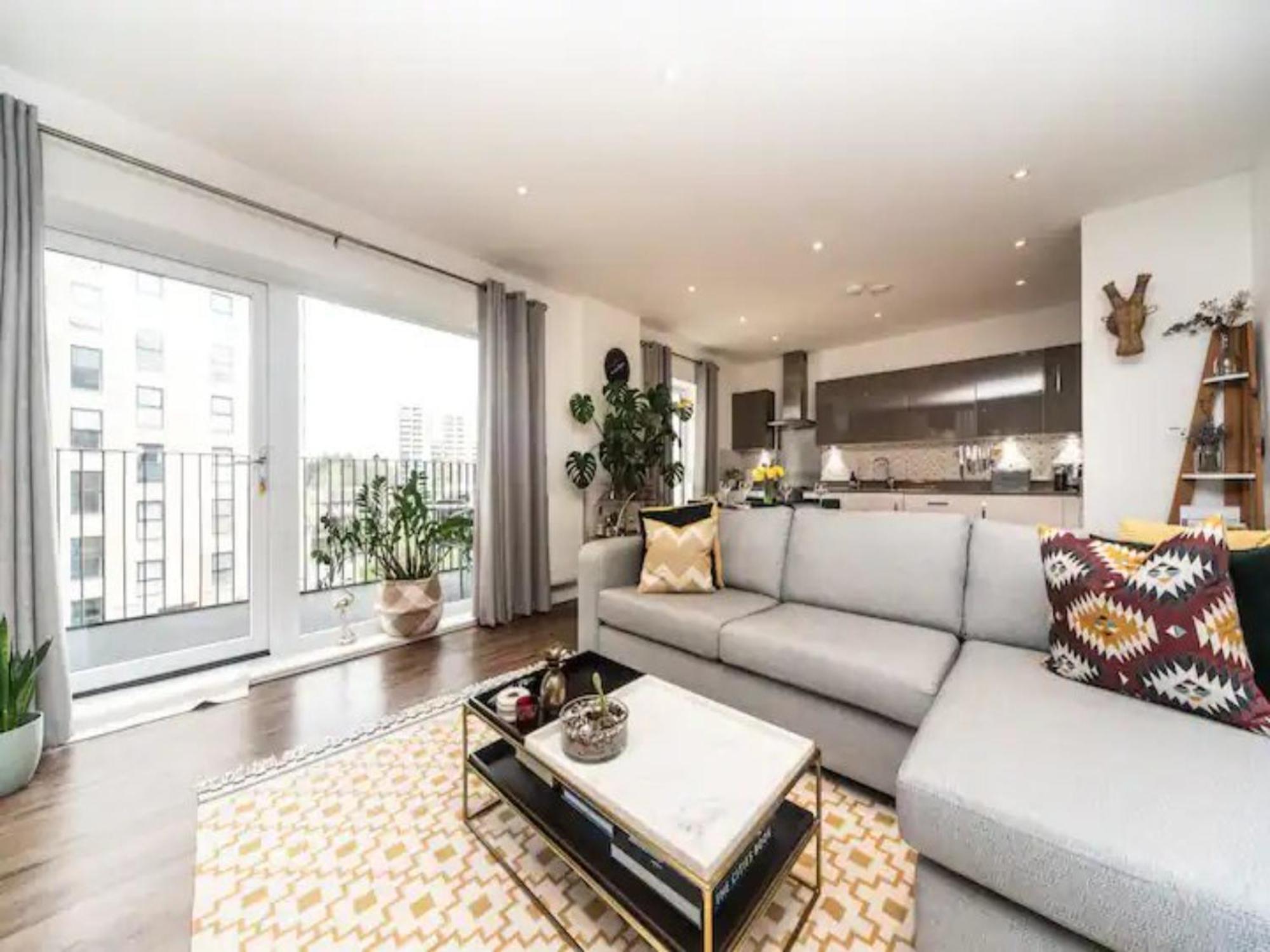 Pass The Keys Stunning And Stylish Flat Mins From Apartment London