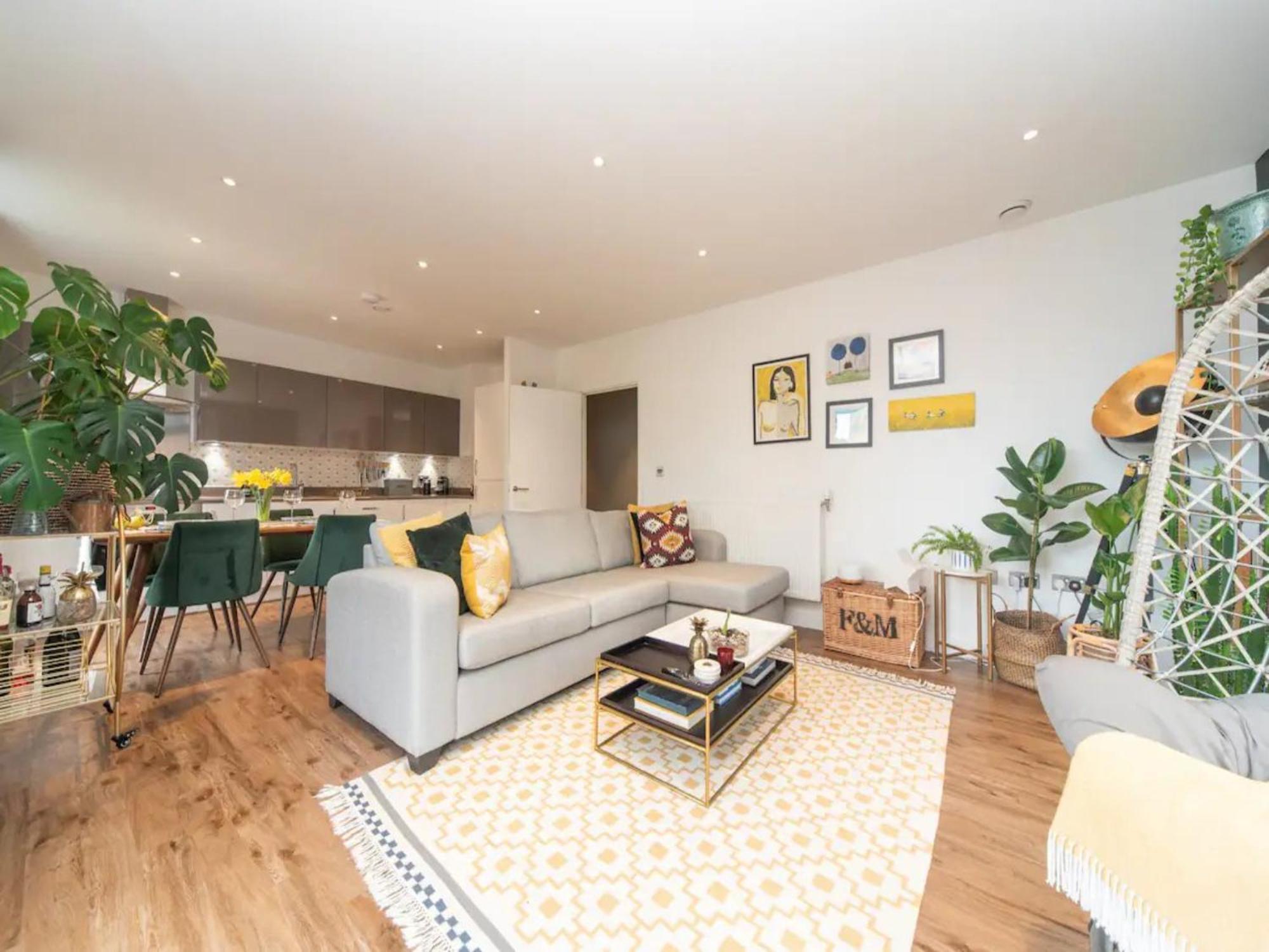 Pass The Keys Stunning And Stylish Flat Mins From Apartment *