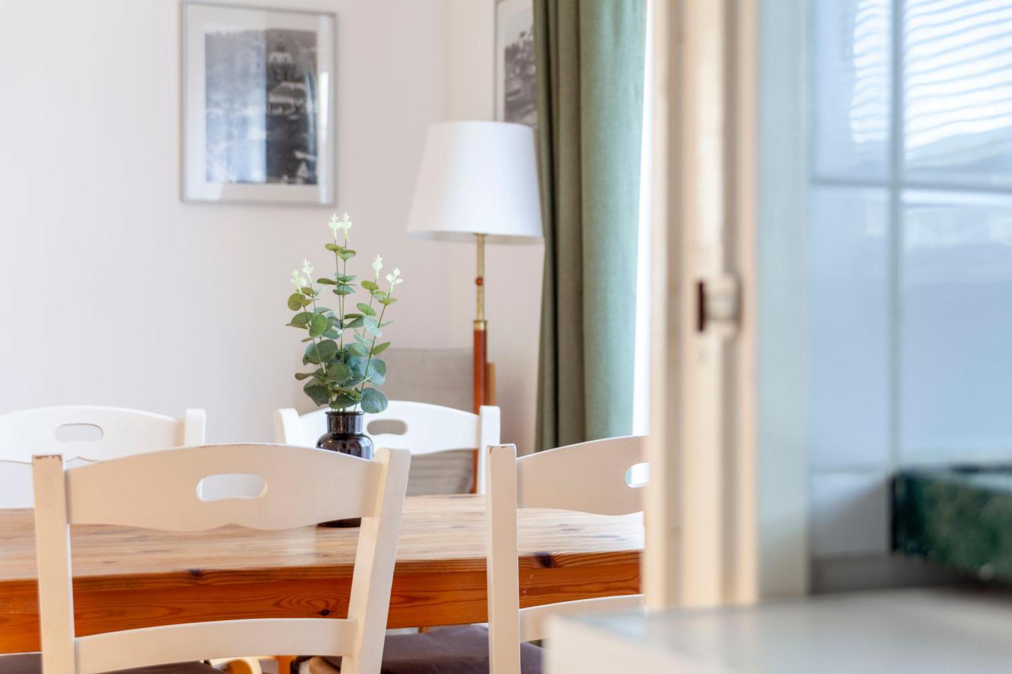 Bright 2br Flat Off Trendy Chiswick High Road * London