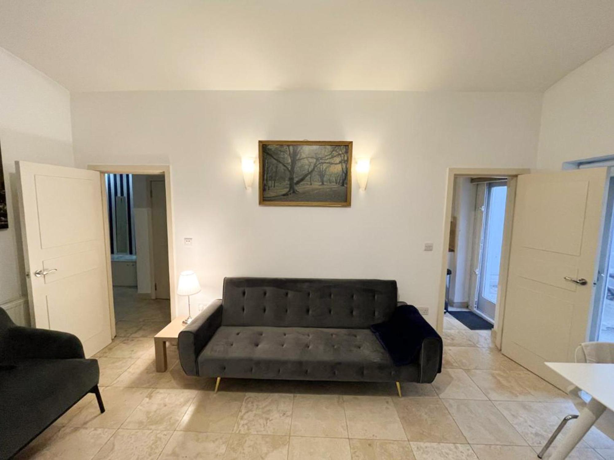 Moments From Hyde Park Apartment