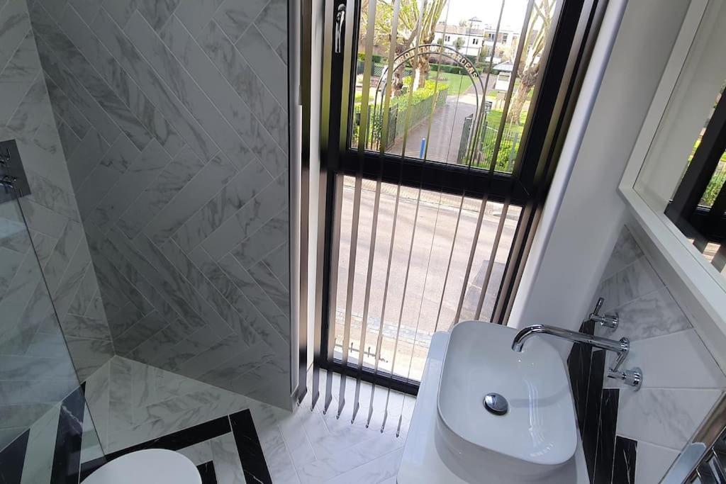 Modern Majesty 3 Bed 3 Bath House In Сasa de vacaciones Londres