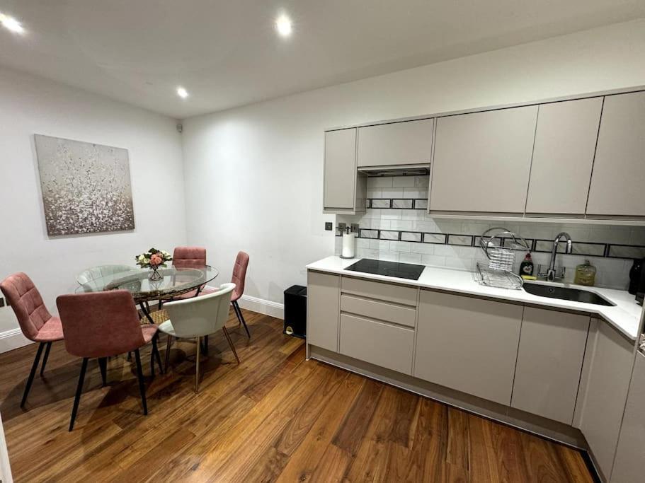Holiday home Modern Majesty 3 Bed 3 Bath House In *