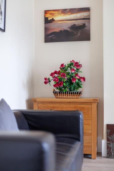 Spacious & 3-bed Flat By Popular Waterloo! Londen